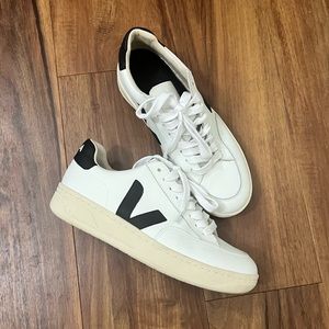 Veja V-10 all leather Sneaker Black & White Size 7